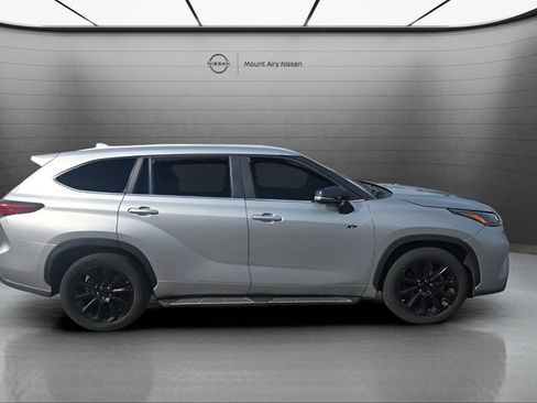 Used 2023 Toyota Highlander XLE FWD image 3
