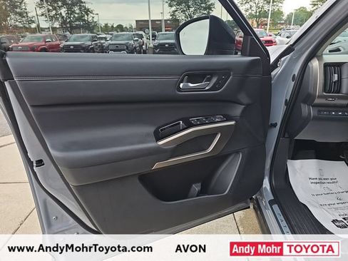 Used 2025 Nissan Pathfinder Platinum AWD/4WD image 11
