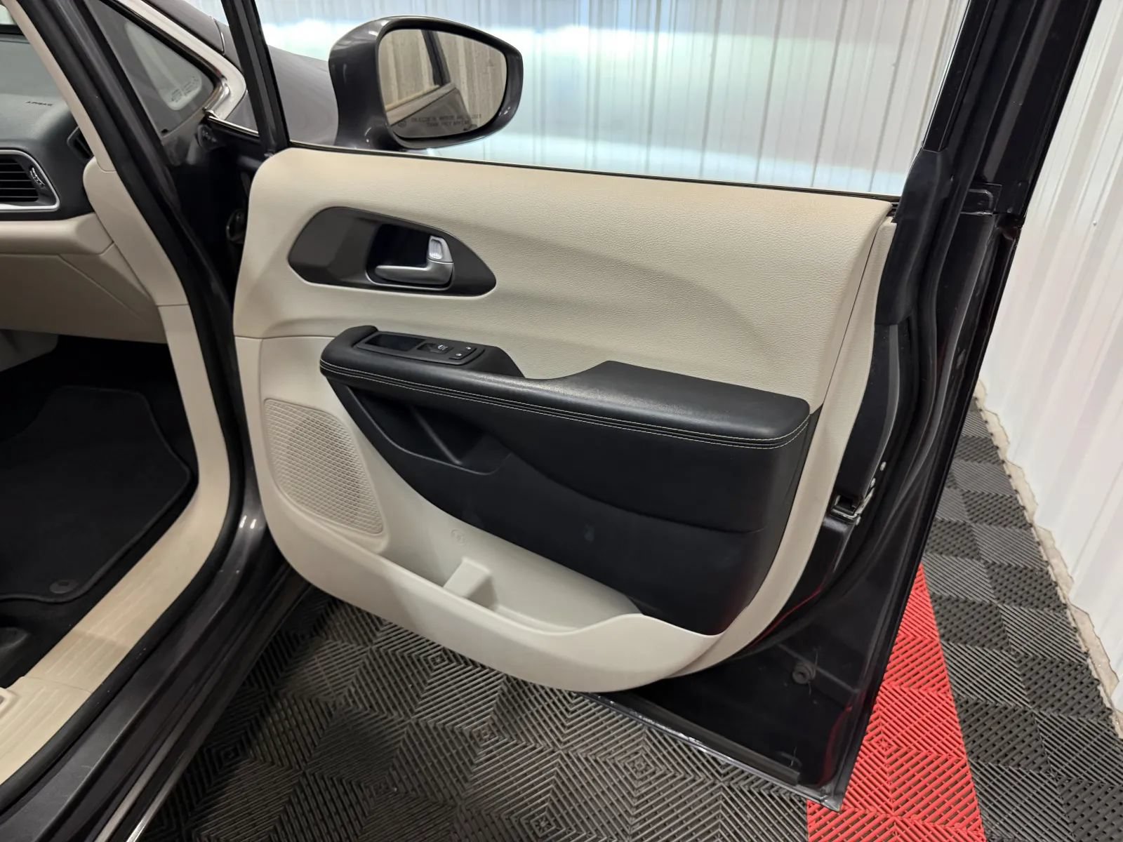 Used 2021 Chrysler Pacifica Touring-L FWD image 42