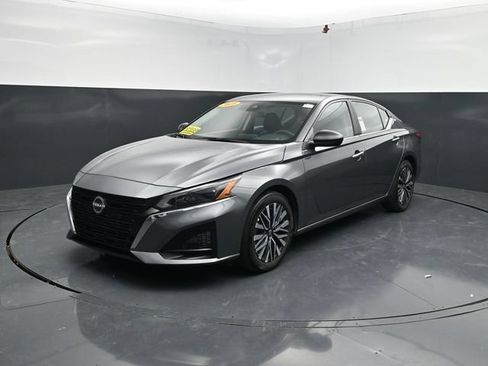 Used 2025 Nissan Altima 2.5 SV FWD image 3