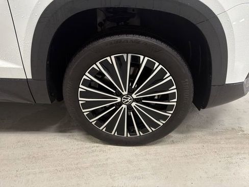 Used 2025 Volkswagen Taos SE FWD image 14