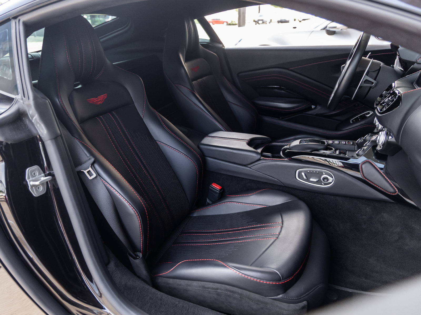 Used 2023 Aston Martin V8 Vantage Coupe RWD image 36