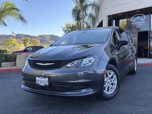 Used 2022 Chrysler Voyager LX FWD image 2