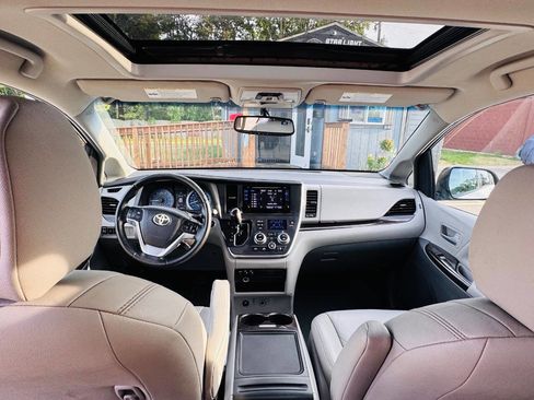 Used 2015 Toyota Sienna XLE w/ XLE Navigation Package FWD image 7
