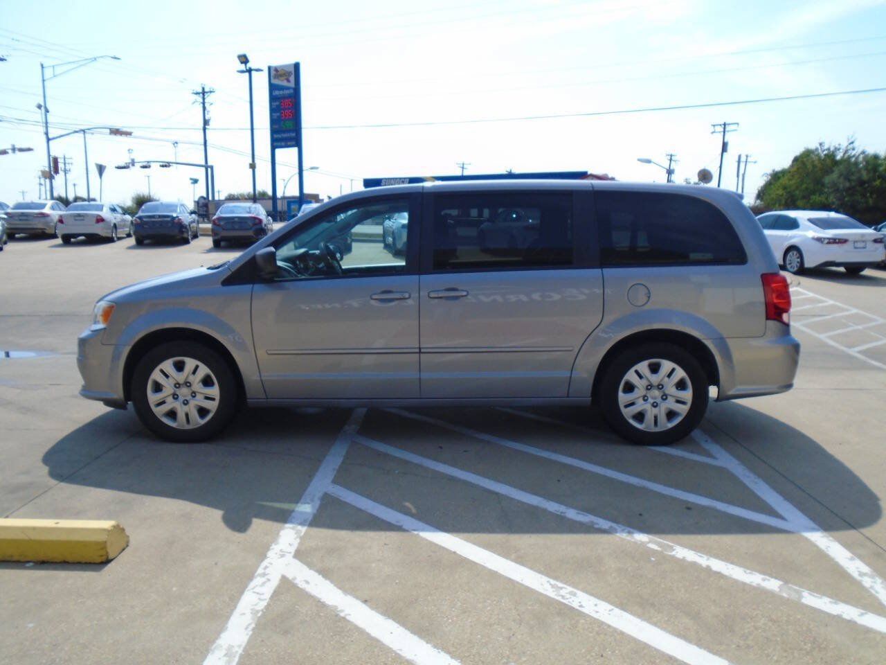 Used 2015 Dodge Grand Caravan SE w/ Quick Order Package 29E SE FWD image 3
