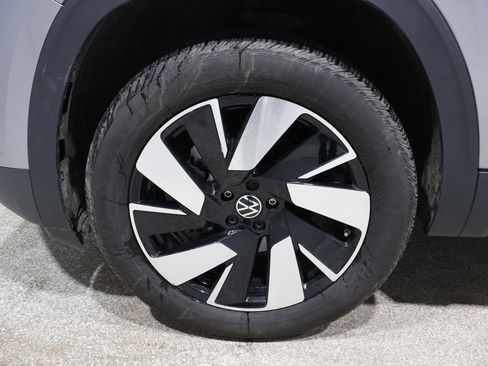 Used 2025 Volkswagen Atlas Cross Sport SE image 9