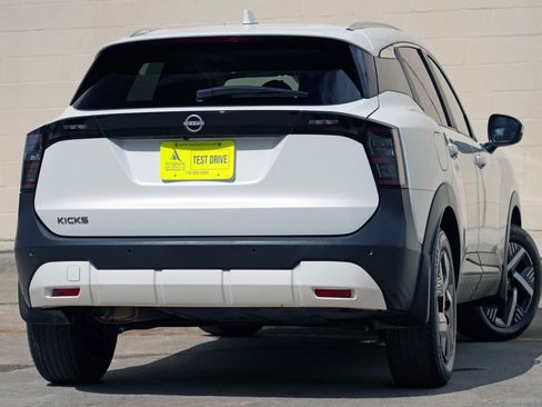 Used 2025 Nissan Kicks SV w/ SV Premium Package FWD image 4