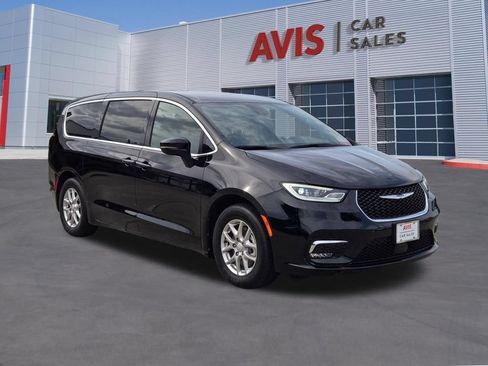 Used 2025 Chrysler Pacifica Select FWD image 3