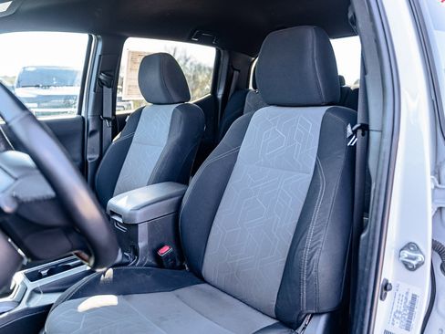 Used 2022 Toyota Tacoma TRD Off-Road image 15