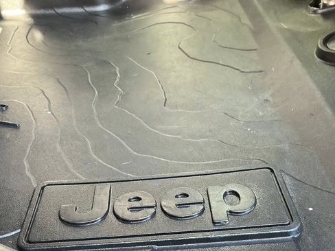 Used 2018 Jeep Wrangler Unlimited Sahara AWD/4WD image 31