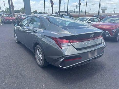 Used 2025 Hyundai Elantra SE FWD image 4