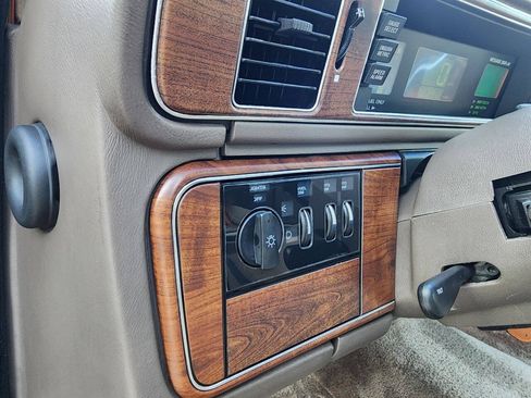 Used 1988 Lincoln Continental Signature FWD image 26