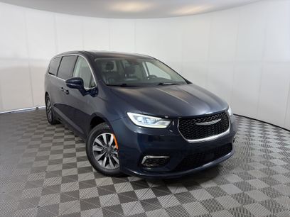 Used 2022 Chrysler Pacifica Touring-L w/ Uconnect Theater Family Group