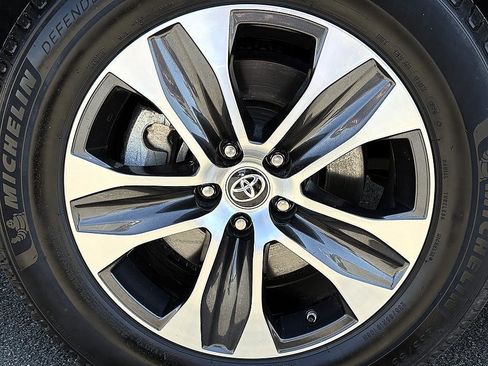 Used 2022 Toyota Highlander XLE FWD image 7