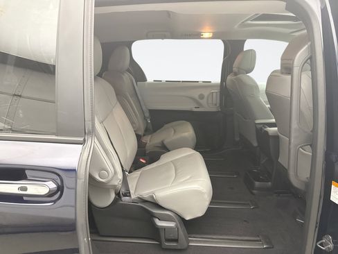 Used 2025 Toyota Sienna XLE AWD/4WD image 19