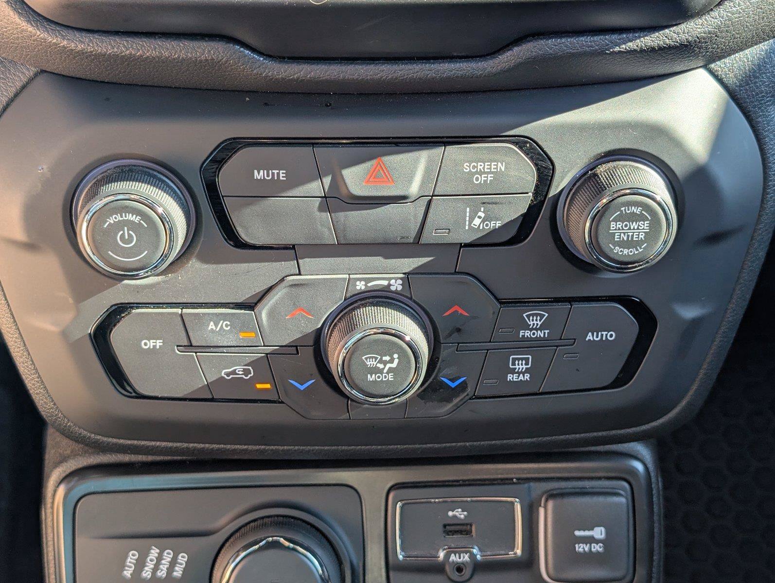 Used 2023 Jeep Renegade Latitude AWD/4WD image 23