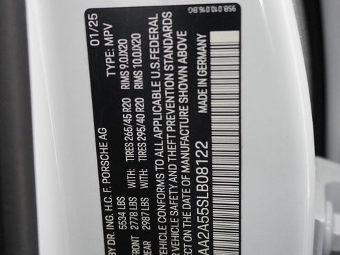 Certified 2025 Porsche Macan image 28