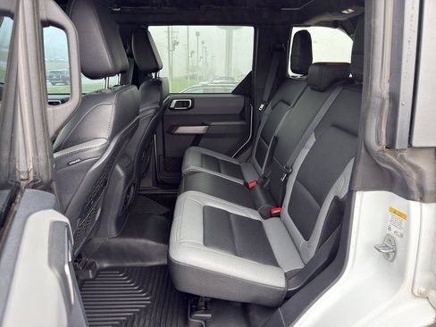 Used 2023 Ford Bronco Black Diamond w/ Sasquatch Package image 9