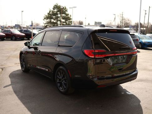 Used 2021 Chrysler Pacifica Touring w/ Uconnect Theater Family Group image 7