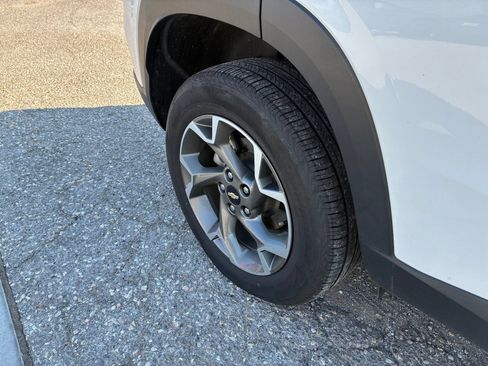 Used 2025 Chevrolet Trax LT FWD image 11