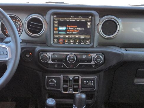 Used 2023 Jeep Gladiator Overland AWD/4WD image 18