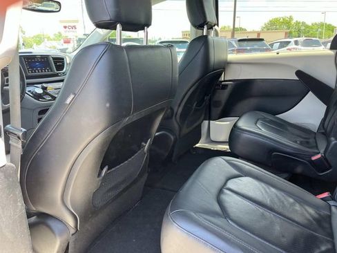 Used 2018 Chrysler Pacifica Touring-L FWD image 20