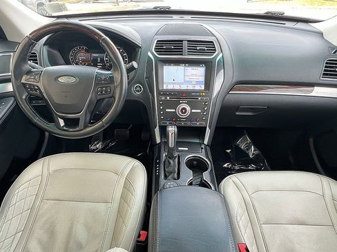 Used 2017 Ford Explorer Platinum image 10