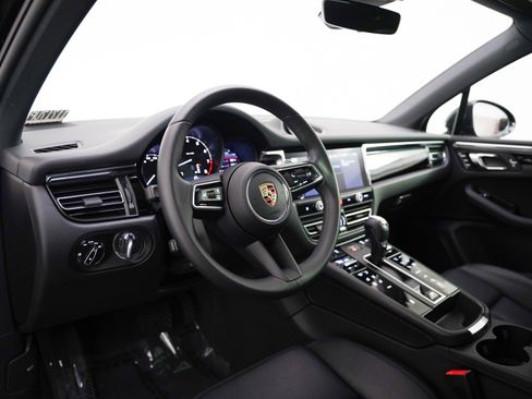 Certified 2025 Porsche Macan image 4