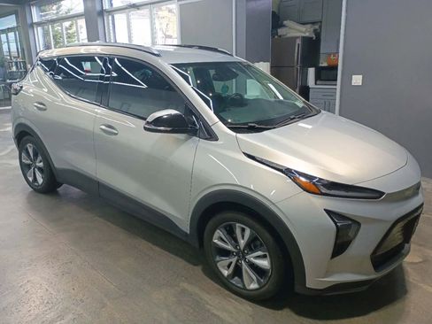 Used 2022 Chevrolet Bolt EUV LT w/ Convenience Package image 2