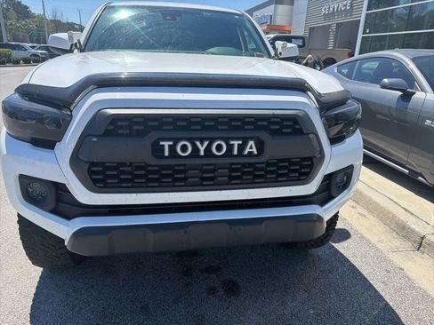 Used 2018 Toyota Tacoma SR image 2