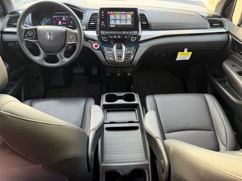 Used 2024 Honda Odyssey Touring image 2