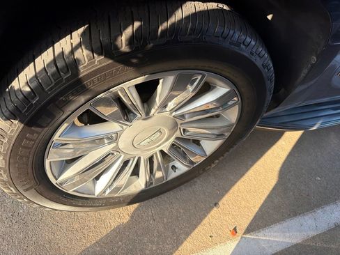 Used 2018 Cadillac Escalade Luxury RWD image 7