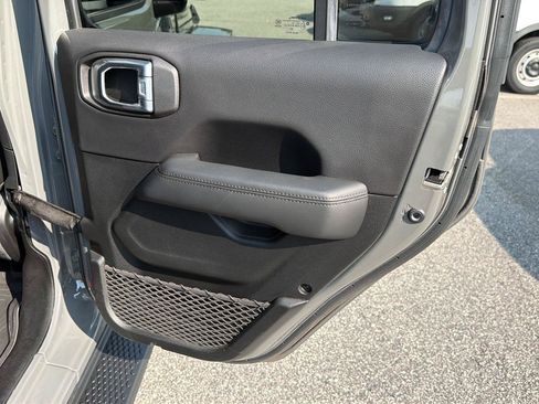 Used 2021 Jeep Wrangler Unlimited Sahara AWD/4WD image 15