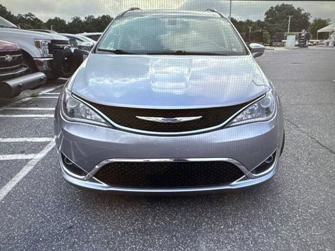 Used 2020 Chrysler Pacifica Limited FWD image 2