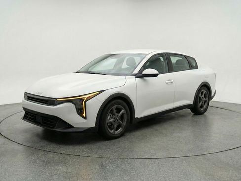 Used 2025 Kia K4 LXS image 3
