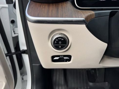 Used 2025 Mercedes-Benz C 300 4MATIC Sedan image 23