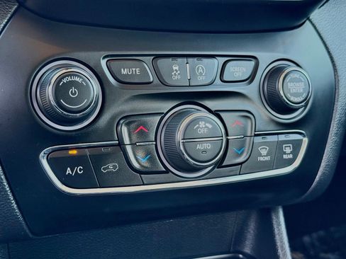 Used 2019 Jeep Cherokee Limited w/ Technology Group FWD image 36
