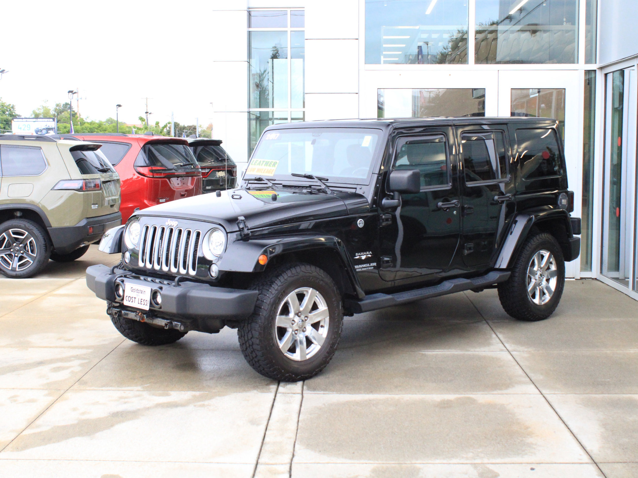 Used 2017 Jeep Wrangler Unlimited Sahara w/ Dual Top Group AWD/4WD image 3