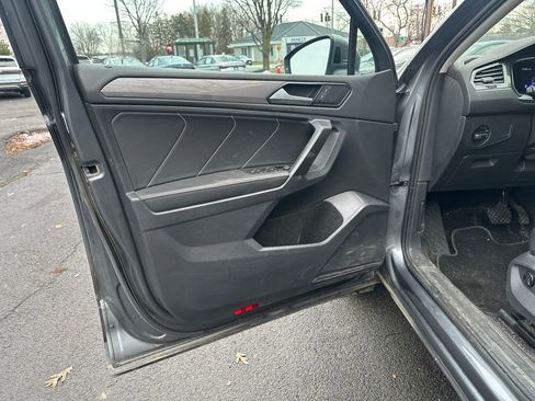 Used 2023 Volkswagen Tiguan SE w/ Panoramic Sunroof Package image 5