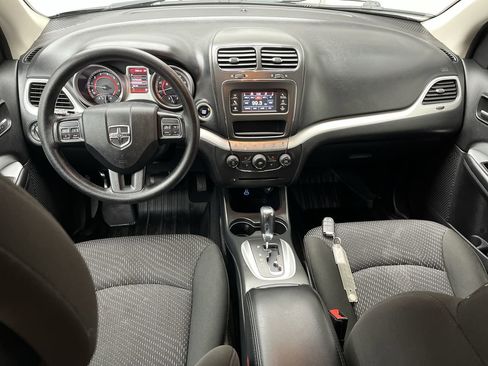 Used 2019 Dodge Journey SE image 4
