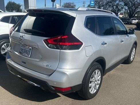 Used 2020 Nissan Rogue SV image 4