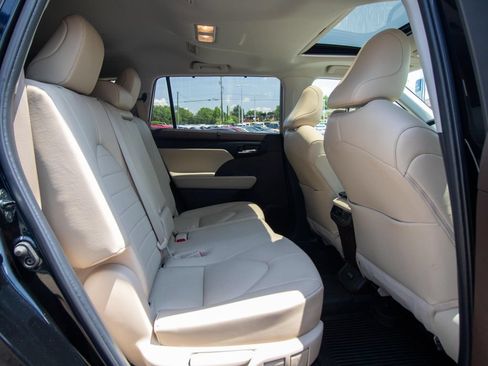 Used 2022 Toyota Highlander XLE AWD/4WD image 17