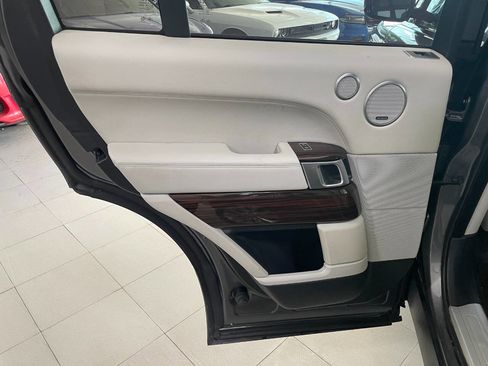 Used 2015 Land Rover Range Rover HSE image 17