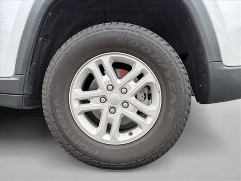 Used 2024 Jeep Grand Cherokee Laredo w/ Luxury Tech Group I AWD/4WD image 9