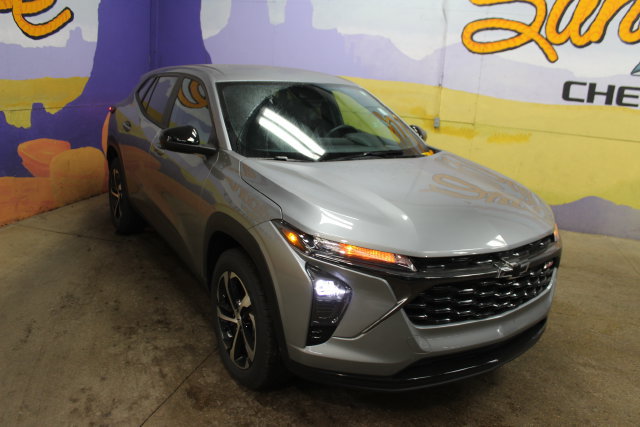 Used 2024 Chevrolet Trax RS w/ Driver Confidence Package FWD image 2