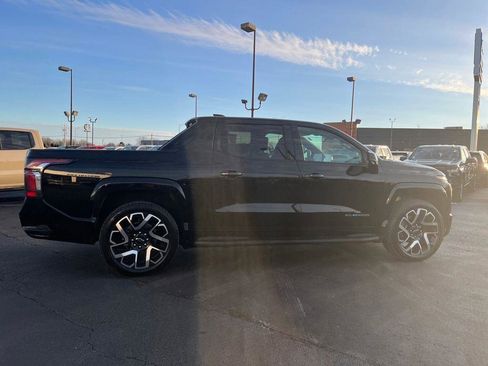 Used 2025 Chevrolet Silverado EV RST AWD/4WD image 6