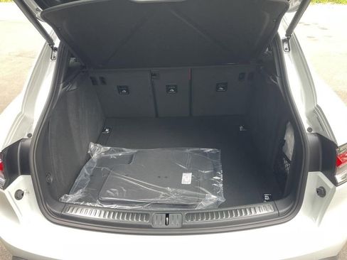 Certified 2025 Porsche Macan AWD/4WD image 20