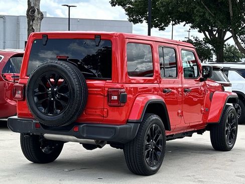 Used 2025 Jeep Wrangler Unlimited Sahara w/ Safety Group AWD/4WD image 4