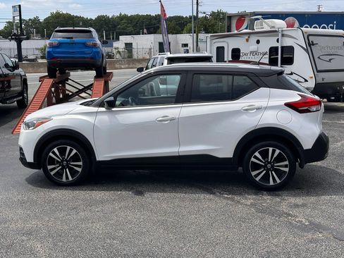 Used 2018 Nissan Kicks SV FWD image 9