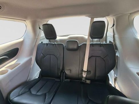 Used 2024 Chrysler Pacifica Touring-L FWD image 21